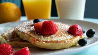 Çilekli, muzlu, portakallı, cam tabakta kivili güzel jöleli süt tatlısı. Meyveli, meyveli, jöleli tatlı. Yakından, makro, önden. Yüksek kalite 4k görüntü