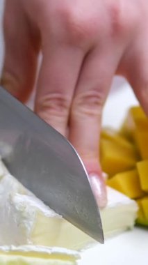Brie peyniri kesimi. Peynirli mango dilimliyorum. Yüksek kalite 4k görüntü