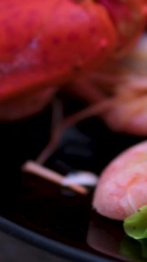 İçinde ıstakoz, marul, pirinç, karides ve garnitür bulunan bir bayram yemeği. Yüksek kalite 4k görüntü