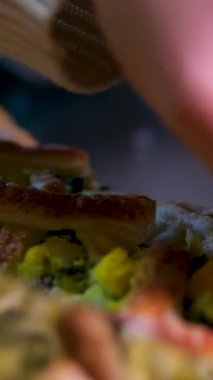 Fırında pişirilmiş filo böreği ve mutfak masasının üzerine susam tohumları serpiştirilmiş güzel kokulu bir kabuk. Yüksek kalite 4k görüntü