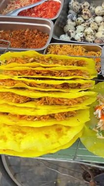 Vietnam pizzası sokak yemekleri sokak yiyecek satıcısı Hoi An City Vietnam 05.02.2025