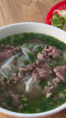 Vietnam Özel Biftek Erişte Çorbası, pirinç eriştesi, köfte, tendon ve işkembe. Ev yapımı. Dünya çapında popüler. Yemek konsepti. Yüksek kalite 4k görüntü