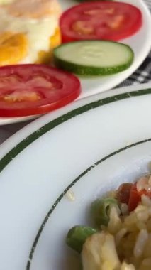 Lezzetli ev yapımı sebzeli kızarmış tavuk pirinci. Yüksek kalite 4k görüntü