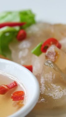 Vietnam usulü tapyoka köftesi, balık sosu, kırmızı biber ve iki çeşit. Yüksek kalite 4k görüntü