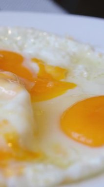 Tabakta iki sahanda yumurta, yakın çekim. Güneşli yumurta tabağı