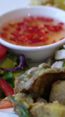 Soya salatalı pirinç vermicelli ve beyaz tabakta Vietnam biberli balık soslu Vietnam yemeği. Yüksek kalite 4k görüntü