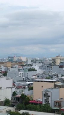 Otelin penceresinden çok katlı otellerin manzarası özel beyaz binalar bulutlu mavi gökyüzü Vietnam metropolünde gerçek hayat. Vietnam Danang 05.12.2025