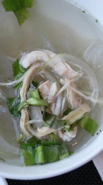 Vietnam usulü tavuk çorbası sıcak Vietnam usulü tavuk çorbası limonlu erişte çorbası ve süslenmiş taze otlar. Yüksek kalite 4k görüntü