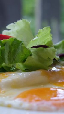 Vietnam yemek çubuklarıyla yumurta yemek kırmızı biberli salata parçalarını sıvı sarıya daldırmak. Yüksek kalite 4k görüntü