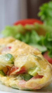 Kahvaltı, yumurta ve sebzeli omlet. Yüksek kalite 4k görüntü