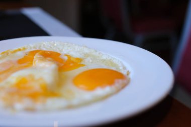 Tabakta iki sahanda yumurta, yakın çekim. Güneşli yumurta tabağı