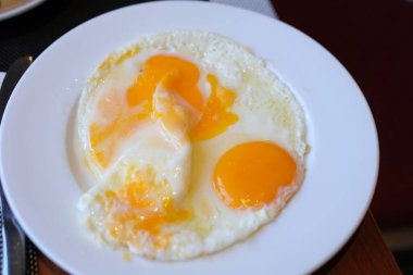 Tabakta iki sahanda yumurta, yakın çekim. Güneşli yumurta tabağı