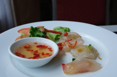 Vietnam usulü tapyoka köftesi, balık sosu, kırmızı biber ve iki çeşit. Yüksek kalite 4k görüntü