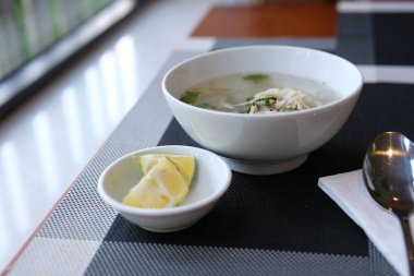 Vietnam usulü tavuk çorbası sıcak Vietnam usulü tavuk çorbası limonlu erişte çorbası ve süslenmiş taze otlar. Yüksek kalite 4k görüntü