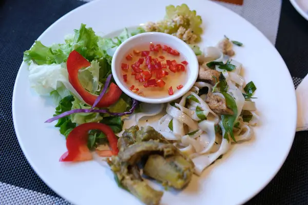 Soya salatalı pirinç vermicelli ve beyaz tabakta Vietnam biberli balık soslu Vietnam yemeği. Yüksek kalite 4k görüntü