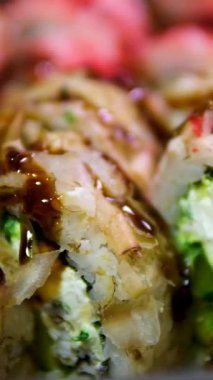 Pizza vs Sushi Roll 'un kompozisyonu hazır yemek konteynırında. İş ya da parti abur cuburu. Sipariş ve teslimat menüsü. Yüksek kalite 4k görüntü