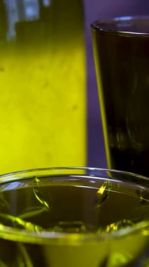 Şişedeki yağ. Ayçiçeği yağı endüstriyel üretimi. Şişeleme ve paketleme için taşıma hattı. Ayçiçeği yağı bitkisi. Yüksek kalite 4k görüntü