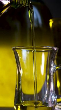 Şişedeki yağ. Ayçiçeği yağı endüstriyel üretimi. Şişeleme ve paketleme için taşıma hattı. Ayçiçeği yağı bitkisi. Yüksek kalite 4k görüntü