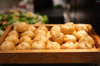 Pişirme tepsisinde pofuduk altın sarısı choux pastası. Yüksek kalite fotoğraf