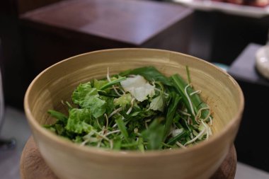 Seramik kasede taze yeşil lahana. Seçici odaklanma. Yüksek kalite fotoğraf