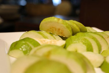 Dilimlenmiş ve tüm yeşil guava yakın plan fotoğraf. Yüksek kalite fotoğraf