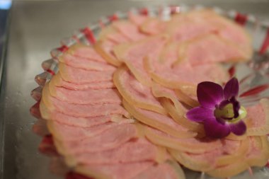 Katlanmış salam dilimleri, çiçek şeklinde oluşmuş. Yüksek kalite fotoğraf