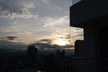 Asya tatil köyünün sakin akşam manzarası. Vietnam akşamı evde. Vietnam Danang 05.12.2025 