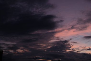 Siberpunk renk eğilimi popüler arka plan. Doğa güzel Aydınlık Gün batımı ya da gündoğumu renkli dramatik manzara Gökyüzü Gün batımında inanılmaz bulutlar ile mor ışık bulutu arkaplanı. Yüksek kalite