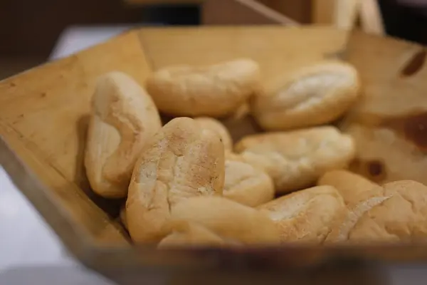 Ekmek sepete, ekmek sepete, ekmek de masaya. Yüksek kalite fotoğraf