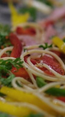 Ev yapımı makarna salatası ve dirsek makarna ve konserve ton balığı, havuç, mor lahana, domates, mısır, yeşil bezelye ve mayonez sosu ahşap masa üzerinde beyaz bir tabakta. Yüksek kalite 