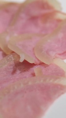 Katlanmış salam dilimleri, çiçek şeklinde oluşmuş. Yüksek kalite fotoğraf