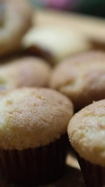 Kuru üzümlü ve havuçlu taze ev yapımı kekler. Ahşap arka planda vejetaryen hamur işleri. Yüksek kalite 4k görüntü