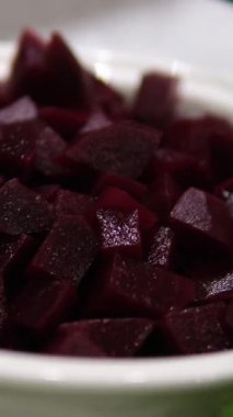 Beta vulgaris pancar, pancar, bahçe pancarı ya da sadece pancar olarak da bilinir. Temel besinlerle dolu olan pancar kökleri harika bir lif kaynağıdır. Buah biraz..