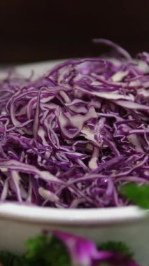 Parçalanmış kırmızı lahanalı kase beyaza izole edilmiş, üst manzara. Yüksek kalite fotoğraf