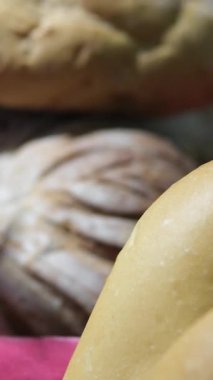 Ahşap masada çeşitli ekşi ekmek, bir somun zanaatkar ekmeği. Yüksek kalite fotoğraf. Yüksek kalite fotoğraf