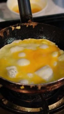 Pastırmalı ve tavada domatesli leziz sahanda yumurta, üst manzara. Yüksek kalite fotoğraf