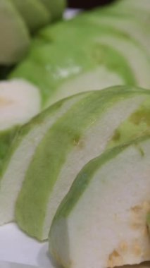 Dilimlenmiş ve tüm yeşil guava yakın plan fotoğraf. Yüksek kalite fotoğraf