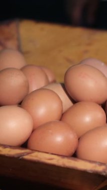 Hasır sepetteki kahverengi tavuk yumurtalarının önü siyah arka planda kırpma yolu ile izole edilmiştir. Yüksek kalite 