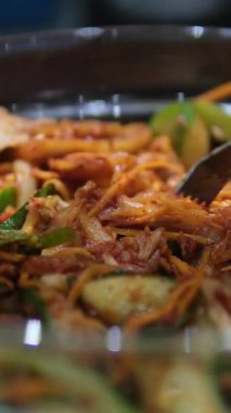 Kızarmış spagetti, kimchi ve pastırma. Füzyon yemek stili. Yüksek kalite 4k görüntü