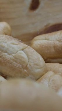 Ekmek sepete, ekmek sepete, ekmek de masaya. Yüksek kalite fotoğraf