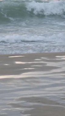 Kumlu sahilde yumuşak mavi okyanus dalgaları. Geçmişi. Yüksek kalite fotoğraf