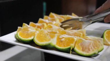 Beyaza izole edilmiş sulu portakal dilimleri. yeşil Vietnam mandalinası