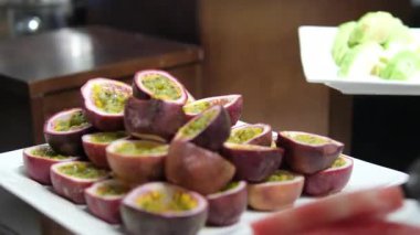 Bir tabakta dilimlenmiş tutku meyvesi ve ejderha meyvesi. Yüksek kalite fotoğraf