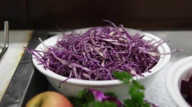 Parçalanmış kırmızı lahanalı kase beyaza izole edilmiş, üst manzara. Yüksek kalite fotoğraf