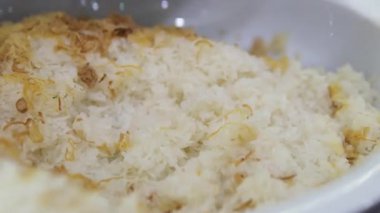 Yapışkan pirinç kasesi mutfak arka planı karışık ahşap kaşık. Pişirdikten sonra yapışkan pirinç. Asya Çin Tayland Japon geleneksel Hint yemeği. Sağlıklı antioksidan doğa vejetaryen yiyecekler. Yüksek kalite 4k 