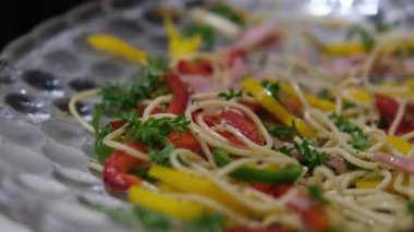 Ev yapımı makarna salatası ve dirsek makarna ve konserve ton balığı, havuç, mor lahana, domates, mısır, yeşil bezelye ve mayonez sosu ahşap masa üzerinde beyaz bir tabakta. Yüksek kalite 