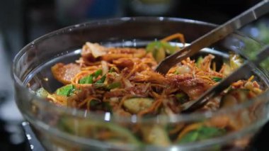 Kızarmış spagetti, kimchi ve pastırma. Füzyon yemek stili. Yüksek kalite 4k görüntü