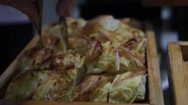 Tereyağlı ve peynirli taze simit ve seramik zemin üzerinde bir fincan kahve. Yüksek kalite fotoğraf