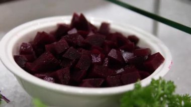 Beta vulgaris pancar, pancar, bahçe pancarı ya da sadece pancar olarak da bilinir. Temel besinlerle dolu olan pancar kökleri harika bir lif kaynağıdır. Buah biraz..