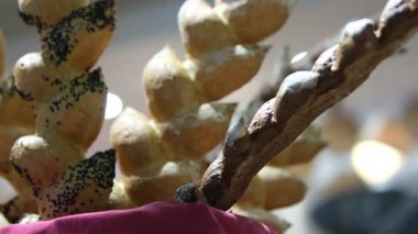 Yeşil ahşap arka planda çuval bezinde haşhaş tohumlu küçük hasır çörekler, üst manzara. Yüksek kalite fotoğraf